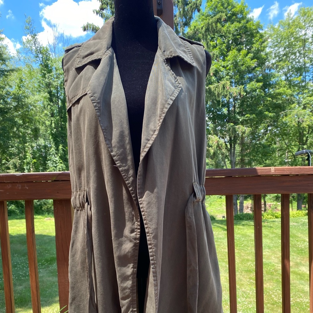 Sleeveless green olive trench,size S